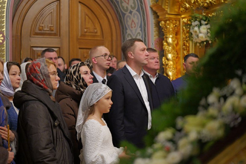 Вместе с верующими Роман Бусаргин встретил Рождество в саратовском храме